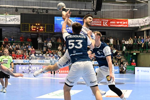 DAIKIN 1.Handball - Bundesliga - 25 26 - 18. Spieltag: Bergischer HC - TBV Lemgo Lippe am 20.12.2025 in der Uni-Halle in Wuppertal Nico Schöttle ( 8 Bergischer HC) und Sören Steinhaus ( 53 Bergischer HC) gegen Tim Suton ( 23 TBV Lemgo)