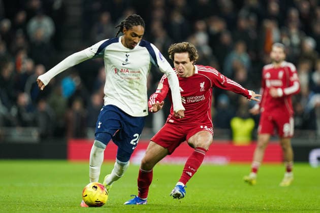 Tottenham Hotspur v Liverpool, Premier League Djed Spence of Tottenham Hotspur under pressure from Federico Chiesa of Liverpool during the Tottenham Hotspur v Liverpool Premier League match at the Tottenham Hotspur Stadium, London, England on 20 December 2025 Credit: Dylan Hepworth Every Second Media Editorial use only. All images are copyright Every Second Media Limited. No images may be reproduced without prior permission. All rights reserved. Premier League and Football League images are subject to licensing agreements with Football DataCo Limited. see https: www.football-dataco.com Copyright: xIMAGO EveryxSecondxMediax ESM-1717-0086 DylanxHepworthx xEveryxSecondxMediax