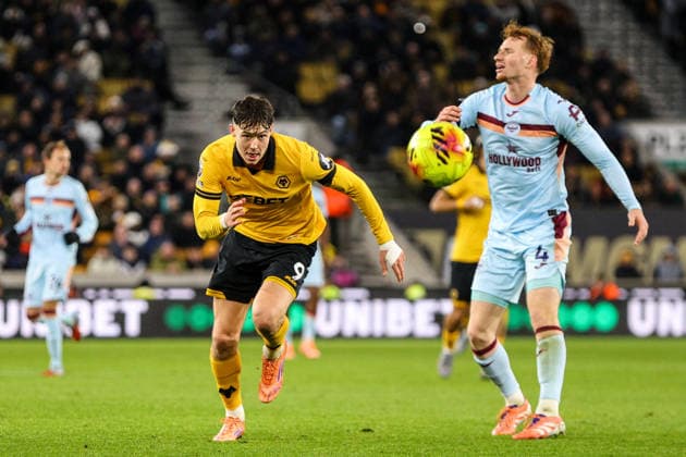 Jorgen Strand Larsen (9 Wolves) chases down the ball during the Premier League football match between Wolverhampton Wanderers and Brentford at Molineux stadium in Wolverhampton, England Copyright: xNataliexMincher SPPx Sportspressphoto_SPR75608