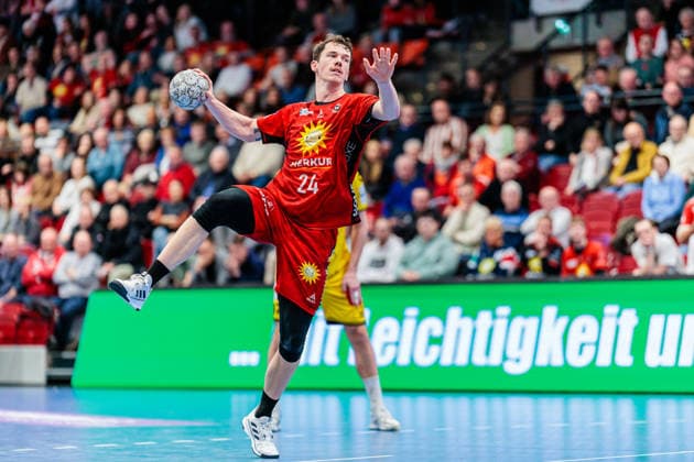 Sven Wesseling (TuS N-Luebbecke, 24) beim Siebenmeter 7 Meter Wurf GER, TuS N-Luebbecke vs. HSG Krefeld Niederrhein, Handball, 2. Bundesliga, 16. Spieltag, Spielzeit 2025 2026, 20.12.2025 GER, TuS N-Luebbecke vs. HSG Krefeld Niederrhein, Handball, 2. Bundesliga, 16. Spieltag, Spielzeit 2025 2026, 20.12.2025 Luebbecke Copyright: xEibner-Pressefoto JanxRollingerx EP_JSK