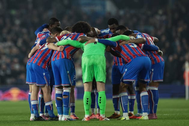 Premier League Leeds United v Crystal Palace Crystal Palace team huddle during the Premier League match Leeds United vs Crystal Palace at Elland Road, Leeds, United Kingdom, 20th December 2025 (Photo by Mark Cosgrove News Images) Leeds Elland Road West Yorkshire United Kingdom Copyright: xMarkxCosgrove NewsxImagesx