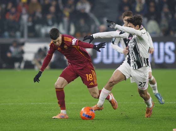 Matias Soule of AS Roma and Andrea Cambiaso of Juventus FC during the Italian Serie A, 2025 26 season, football match between Juventus FC and AS Roma on20 December 2025, at Allianz stadium, Turin, Italy. Photo Nderim KACELI  Copyright: xNderimxKaceli IPAxSportx xipa-agency.netx xx IPA_69357082 IPA_Agency_IPA69357082