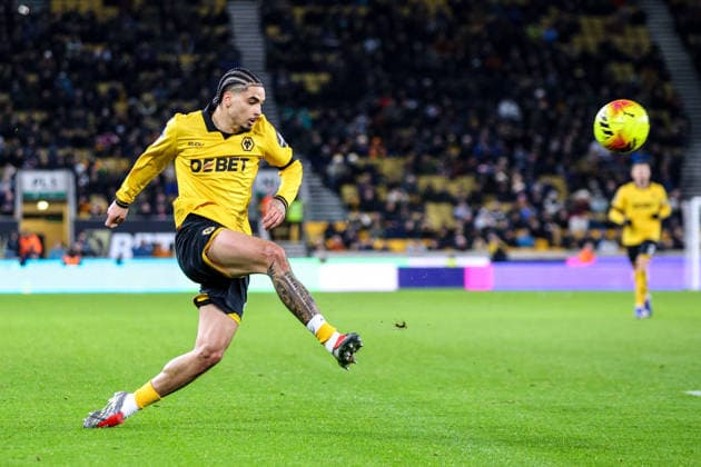 Ki-Jana Hoever (26 Wolves) crosses the ball during the Premier League football match between Wolverhampton Wanderers and Brentford at Molineux stadium in Wolverhampton, England Copyright: xNataliexMincher SPPx Sportspressphoto_SPR75610