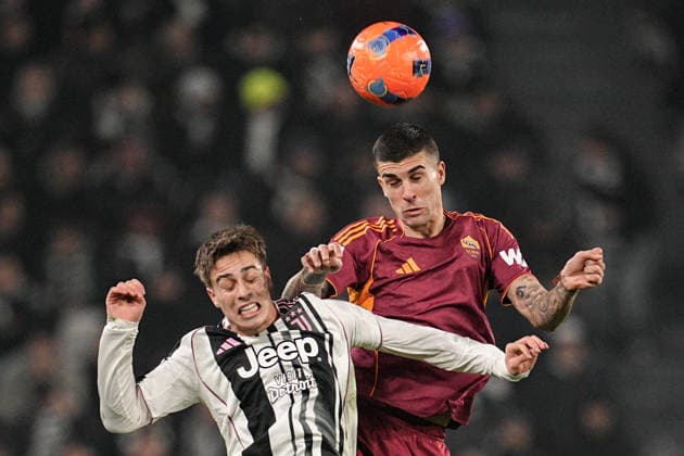Juventus Kenan Yildiz jumps for the ball with RomaÕs Gianluca Mancini during the Serie A soccer match between Juventus and Roma at the Allianz Stadium in Turin, north west Italy - Saturday, December 20, 2025. - Soccer .  Copyright: xMarcoxAlpozzi LaPressex