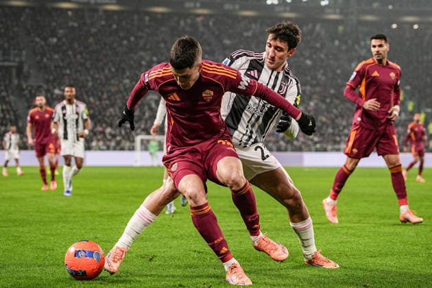 RomaÕs Matias Soule fights for the ball with Juventus Andrea Cambiaso during the Serie A soccer match between Juventus and Roma at the Allianz Stadium in Turin, north west Italy - Saturday, December 20, 2025. - Soccer .  Copyright: xMarcoxAlpozzi LaPressex