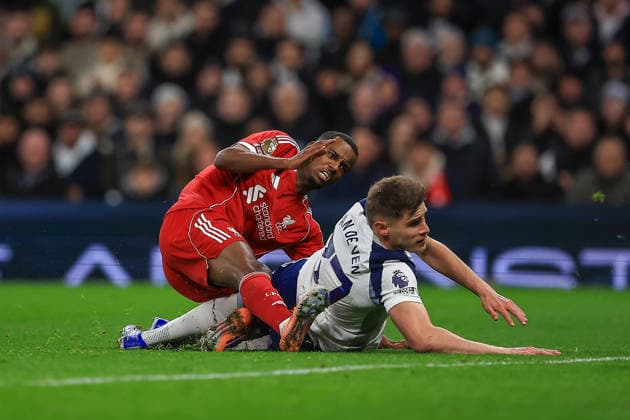 Tottenham Hotspur v Liverpool Premier League 20 12 2025. INJURY Liverpool Forward Alexander Isak (9) as he scores his sides second goal during the Premier League match between Tottenham Hotspur and Liverpool at Tottenham Hotspur Stadium, London, United Kingdom on 20 December 2025. Editorial use only DataCo restrictions apply See www.football-dataco.com , Copyright: xChrisxFoxwellx PSI-23445-0087