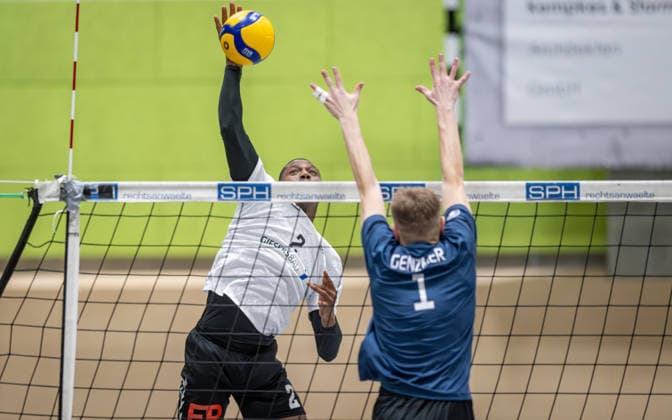 Volleyball, Saison 2025 2026, 2. Bundesliga Bord, 20.12.2025, 12. Spieltag, Herren, TuB Bocholt (weiss) vs. PSV Neustrelitz (grau) v.l.: Rudy Schneider (TuB Bocholt), Jesco Genzmer (PSV Neustrelitz), Bocholt Sporthalle West Nordrhein-Westfalen Deutschland