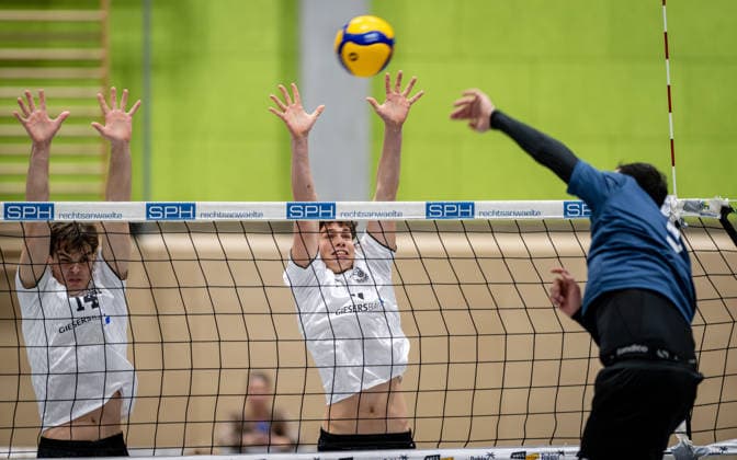 Volleyball, Saison 2025 2026, 2. Bundesliga Bord, 20.12.2025, 12. Spieltag, Herren, TuB Bocholt (weiss) vs. PSV Neustrelitz (grau) v.l.: Bohdan Velychko (TuB Bocholt), Joke Johannig (TuB Bocholt), Stephanos Haridimou (PSV Neustrelitz), Bocholt Sporthalle West Nordrhein-Westfalen Deutschland