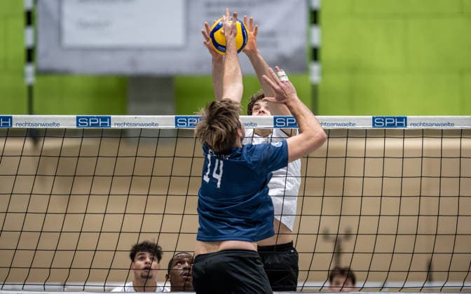 Volleyball, Saison 2025 2026, 2. Bundesliga Bord, 20.12.2025, 12. Spieltag, Herren, TuB Bocholt (weiss) vs. PSV Neustrelitz (grau) v.l.: Paul Sprung (PSV Neustrelitz), Bohdan Velychko (TuB Bocholt), Bocholt Sporthalle West Nordrhein-Westfalen Deutschland