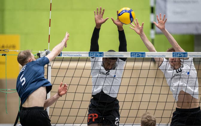 Volleyball, Saison 2025 2026, 2. Bundesliga Bord, 20.12.2025, 12. Spieltag, Herren, TuB Bocholt (weiss) vs. PSV Neustrelitz (grau) v.l.: Daniel Haehnert (PSV Neustrelitz), Rudy Schneider (TuB Bocholt), Tom Doerpinghaus (TuB Bocholt), Bocholt Sporthalle West Nordrhein-Westfalen Deutschland