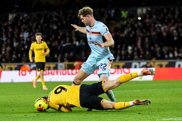 Jorgen Strand Larsen (9 Wolves) heads the ball whilst on the ground during the Premier League football match between Wolverhampton Wanderers and Brentford at Molineux stadium in Wolverhampton, England Copyright: xNataliexMincher SPPx Sportspressphoto_SPR75614