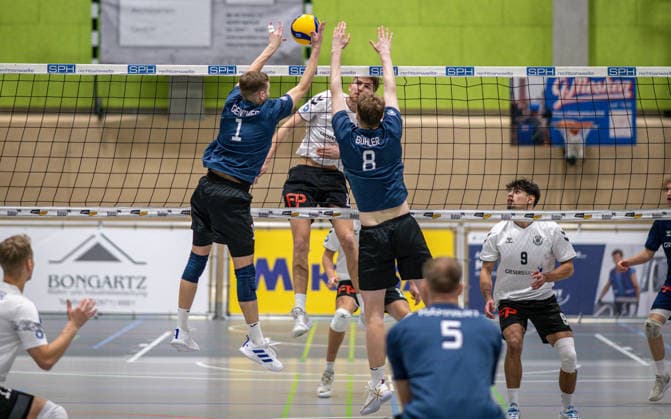 Volleyball, Saison 2025 2026, 2. Bundesliga Bord, 20.12.2025, 12. Spieltag, Herren, TuB Bocholt (weiss) vs. PSV Neustrelitz (grau) v.l.: Jesco Genzmer (PSV Neustrelitz), Tom Doerpinghaus (TuB Bocholt), Jannik Buehler (PSV Neustrelitz), Lukas Salimi (TuB Bocholt), Bocholt Sporthalle West Nordrhein-Westfalen Deutschland