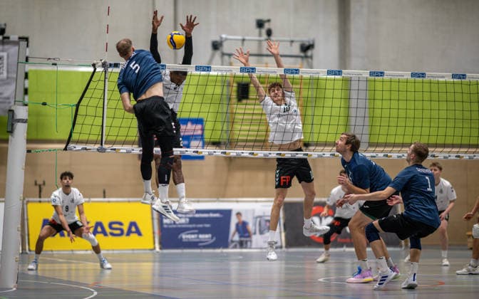 Volleyball, Saison 2025 2026, 2. Bundesliga Bord, 20.12.2025, 12. Spieltag, Herren, TuB Bocholt (weiss) vs. PSV Neustrelitz (grau) v.l.: Daniel Haehnert (PSV Neustrelitz), Rudy Schneider (TuB Bocholt), Tom Doerpinghaus (TuB Bocholt), Paul Sprung (PSV Neustrelitz), Jesco Genzmer (PSV Neustrelitz), Bocholt Sporthalle West Nordrhein-Westfalen Deutschland