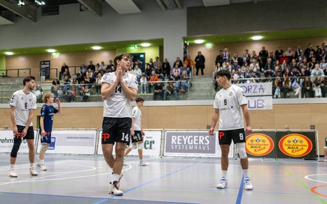 Volleyball, Saison 2025 2026, 2. Bundesliga Bord, 20.12.2025, 12. Spieltag, Herren, TuB Bocholt (weiss) vs. PSV Neustrelitz (grau) v.l.: Ben Stoverink (TuB Bocholt), Tom-Luca Schluse (Libero TuB Bocholt), Bohdan Velychko (TuB Bocholt), Joke Johannig (TuB Bocholt), Lukas Salimi (TuB Bocholt), Bocholt Sporthalle West Nordrhein-Westfalen Deutschland