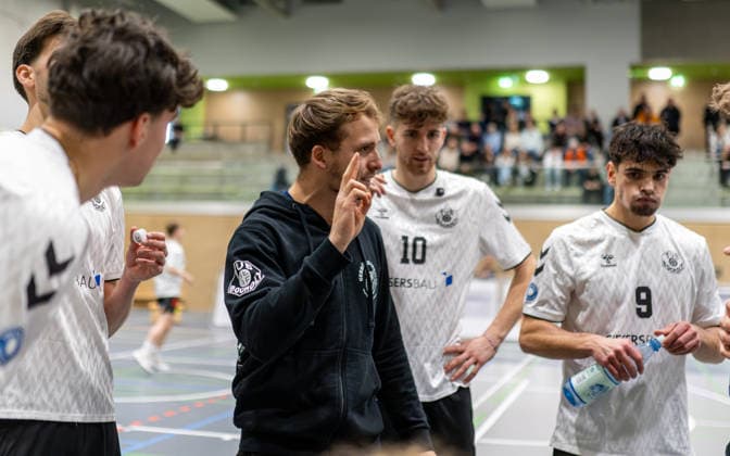 Volleyball, Saison 2025 2026, 2. Bundesliga Bord, 20.12.2025, 12. Spieltag, Herren, TuB Bocholt (weiss) vs. PSV Neustrelitz (grau) v.l.: Joke Johannig (TuB Bocholt), Ben Stoverink (TuB Bocholt), Max Ole Luebbert (Trainer TuB Bocholt), Tom Doerpinghaus (TuB Bocholt), Lukas Salimi (TuB Bocholt), Bocholt Sporthalle West Nordrhein-Westfalen Deutschland