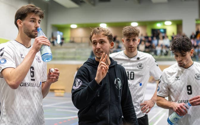 Volleyball, Saison 2025 2026, 2. Bundesliga Bord, 20.12.2025, 12. Spieltag, Herren, TuB Bocholt (weiss) vs. PSV Neustrelitz (grau) v.l.: Ben Stoverink (TuB Bocholt), Max Ole Luebbert (Trainer TuB Bocholt), Tom Doerpinghaus (TuB Bocholt), Lukas Salimi (TuB Bocholt), Bocholt Sporthalle West Nordrhein-Westfalen Deutschland