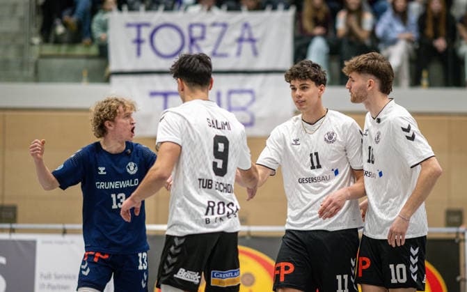 Volleyball, Saison 2025 2026, 2. Bundesliga Bord, 20.12.2025, 12. Spieltag, Herren, TuB Bocholt (weiss) vs. PSV Neustrelitz (grau) v.l.: Tom-Luca Schluse (Libero TuB Bocholt), Joos Meckelholt (TuB Bocholt), Joke Johannig (TuB Bocholt), Tom Doerpinghaus (TuB Bocholt), Bocholt Sporthalle West Nordrhein-Westfalen Deutschland