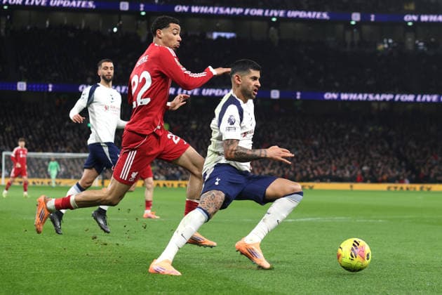 Tottenham Hotspur v Liverpool 20 December 2025 London - Premier League football - Tottenham Hotspur v Liverpool - Hugo Ekitike of Liverpool puts pressure on Cristian Romero of Tottenham Hotspur - (Photo by Mark Leech). London UK Copyright: xMarkxLeechxOffside