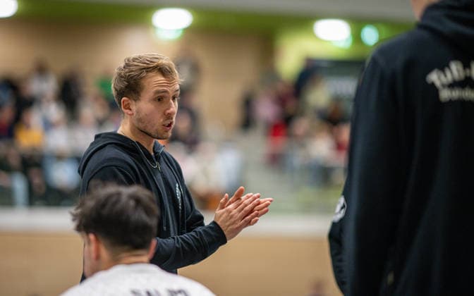Volleyball, Saison 2025 2026, 2. Bundesliga Bord, 20.12.2025, 12. Spieltag, Herren, TuB Bocholt (weiss) vs. PSV Neustrelitz (grau) Max Ole Luebbert (Trainer TuB Bocholt), Bocholt Sporthalle West Nordrhein-Westfalen Deutschland