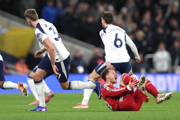 Tottenham Hotspur v Liverpool 20 December 2025 London - Premier League football - Tottenham Hotspur v Liverpool - Alexis Mac Allister of Liverpool reacts after being fouled by Micky van de Ven of Tottenham Hotspur - (Photo by Mark Leech). London UK Copyright: xMarkxLeechxOffside