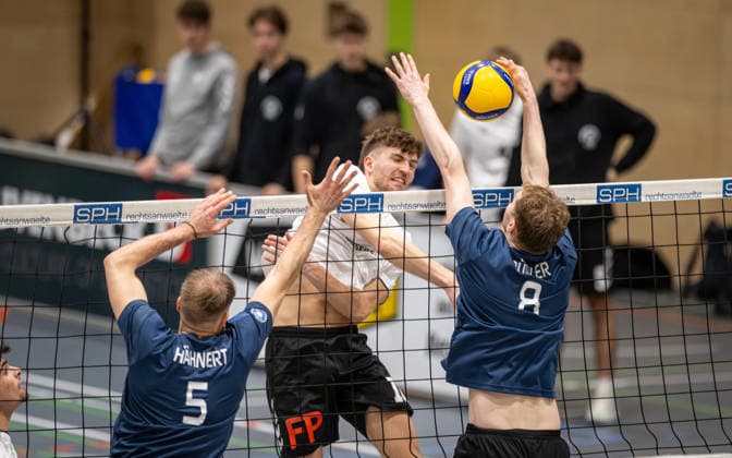 Volleyball, Saison 2025 2026, 2. Bundesliga Bord, 20.12.2025, 12. Spieltag, Herren, TuB Bocholt (weiss) vs. PSV Neustrelitz (grau) v.l.: Daniel Haehnert (PSV Neustrelitz), Tom Doerpinghaus (TuB Bocholt), Jannik Buehler (PSV Neustrelitz), Bocholt Sporthalle West Nordrhein-Westfalen Deutschland