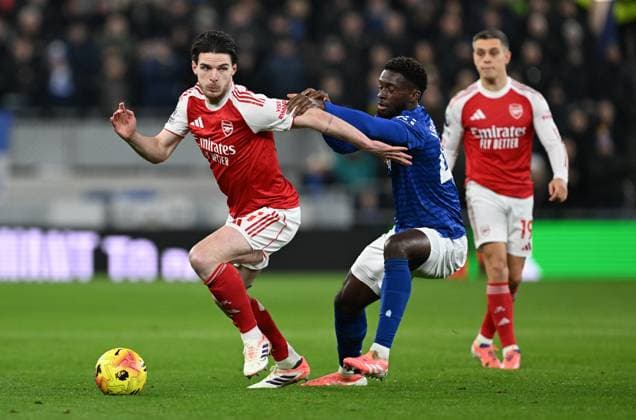 Declan Rice of Arsenal and Tim Iroegbunam of Everton Everton v Arsenal, Premier League, Football, Hill Dickinson Stadium, Liverpool, UK - 20 Dec 2025Liverpool Hill Dickinson Stadium United Kingdom EDITORIAL USE ONLY No use with unauthorised audio, video, data, fixture lists, club league logos or live services. Online in-match use limited to 120 images, no video emulation. No use in betting, games or single club league player publications. Copyright: xAnnaxGowthorpe Shutterstockx 16151230n