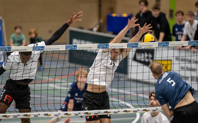 Volleyball, Saison 2025 2026, 2. Bundesliga Bord, 20.12.2025, 12. Spieltag, Herren, TuB Bocholt (weiss) vs. PSV Neustrelitz (grau) v.l.: Rudy Schneider (TuB Bocholt), Bohdan Velychko (TuB Bocholt), Daniel Haehnert (PSV Neustrelitz), Bocholt Sporthalle West Nordrhein-Westfalen Deutschland