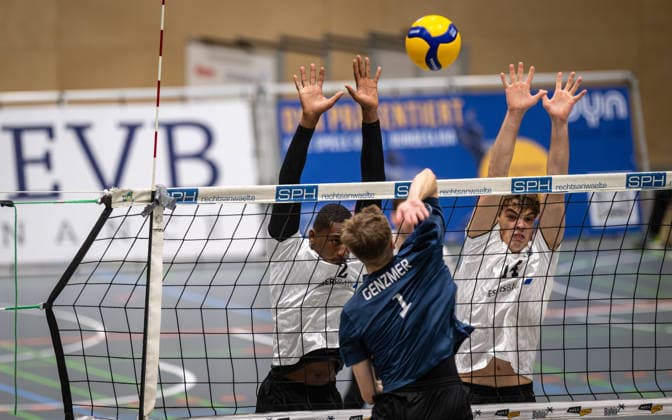 Volleyball, Saison 2025 2026, 2. Bundesliga Bord, 20.12.2025, 12. Spieltag, Herren, TuB Bocholt (weiss) vs. PSV Neustrelitz (grau) v.l.: Rudy Schneider (TuB Bocholt), Jesco Genzmer (PSV Neustrelitz), Bohdan Velychko (TuB Bocholt), Bocholt Sporthalle West Nordrhein-Westfalen Deutschland
