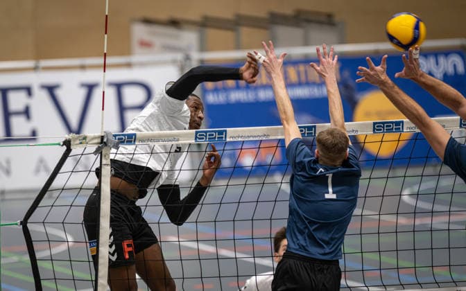 Volleyball, Saison 2025 2026, 2. Bundesliga Bord, 20.12.2025, 12. Spieltag, Herren, TuB Bocholt (weiss) vs. PSV Neustrelitz (grau) v.l.: Rudy Schneider (TuB Bocholt), Jesco Genzmer (PSV Neustrelitz), Bocholt Sporthalle West Nordrhein-Westfalen Deutschland