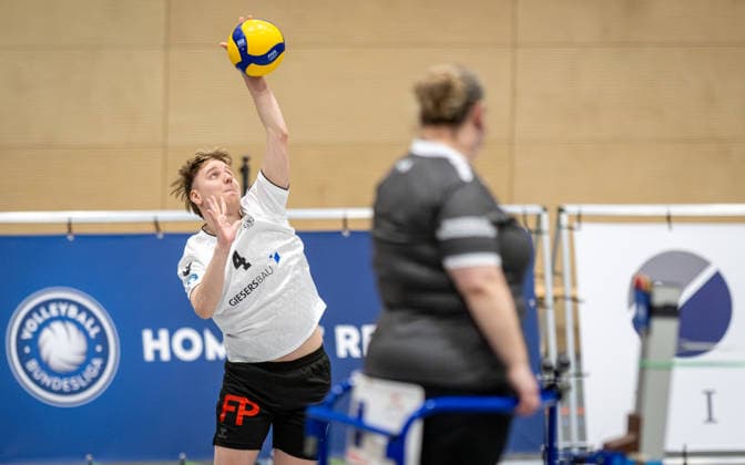 Volleyball, Saison 2025 2026, 2. Bundesliga Bord, 20.12.2025, 12. Spieltag, Herren, TuB Bocholt (weiss) vs. PSV Neustrelitz (grau) Max Kuschniok (TuB Bocholt), Bocholt Sporthalle West Nordrhein-Westfalen Deutschland