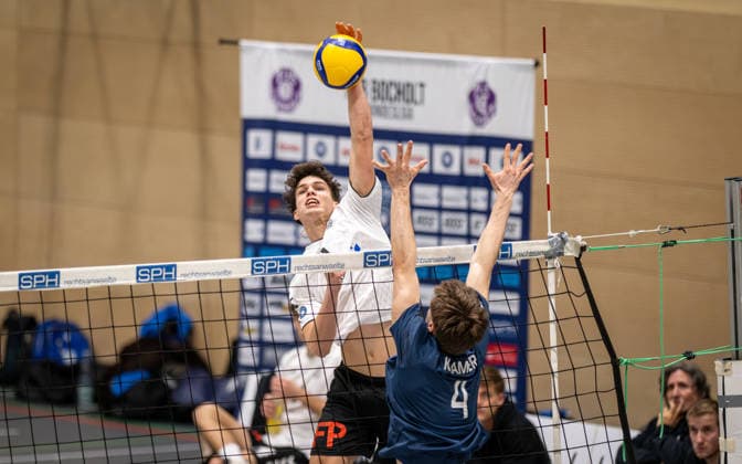 Volleyball, Saison 2025 2026, 2. Bundesliga Bord, 20.12.2025, 12. Spieltag, Herren, TuB Bocholt (weiss) vs. PSV Neustrelitz (grau) v.l.: Joke Johannig (TuB Bocholt), Fiete Kramer (PSV Neustrelitz), Bocholt Sporthalle West Nordrhein-Westfalen Deutschland