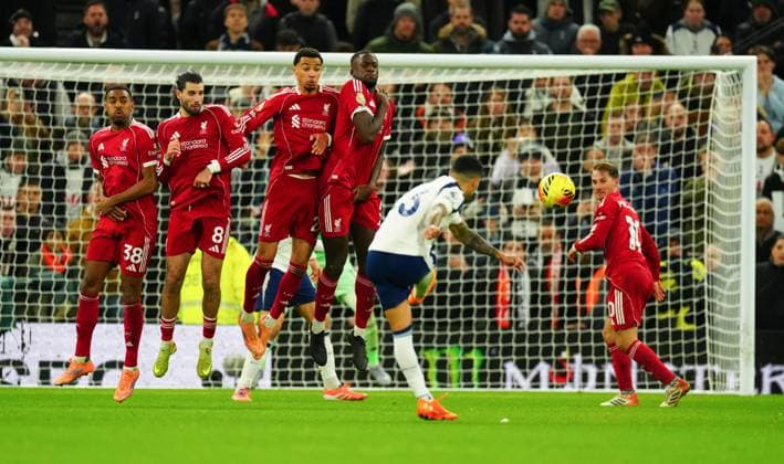 The Liverpool defensive wall as Pedro Porro of Tottenham Hotspur takes a free kick Tottenham Hotspur v Liverpool, Premier League, Football, Tottenham Hotspur Stadium, London, UK - 20 Dec 2025London Tottenham Hotspur Stadium United Kingdom EDITORIAL USE ONLY No use with unauthorised audio, video, data, fixture lists, club league logos or live services. Online in-match use limited to 120 images, no video emulation. No use in betting, games or single club league player publications. Copyright: xJavierxGarcia Shutterstockx 16151220ab