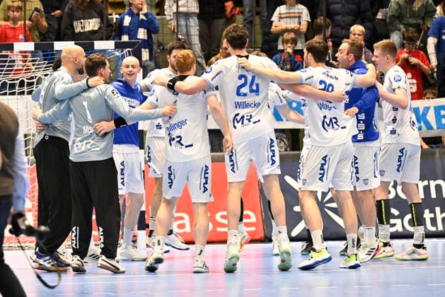 DAIKIN 1.Handball - Bundesliga - 25 26 - 18. Spieltag: Bergischer HC - TBV Lemgo Lippe am 20.12.2025 in der Uni-Halle in Wuppertal Lemgos Spieler freuen sich über den sieg