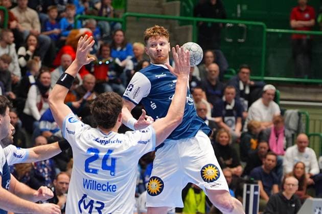 RECORD DATE NOT STATED Szene mit Johannes Wasielewski (77; Bergischer HC) und Joël Willecke (24; TBV Lemgo) Johannes Wasielewski (77; Bergischer HC) und Joël Willecke (24; TBV Lemgo) in Aktion