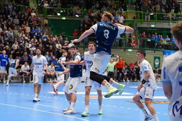 RECORD DATE NOT STATED Szene mit Joël Willecke (24; TBV Lemgo), Aron Seesing (49; Bergischer HC), Tim Suton (23; TBV Lemgo) und Frederik Simak (8; TBV Lemgo) Joël Willecke (24; TBV Lemgo) in Aktion