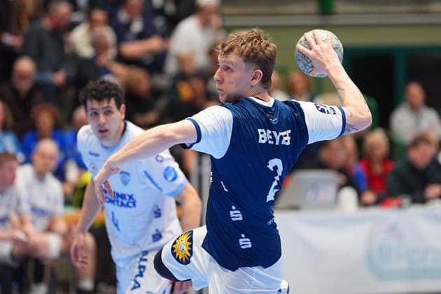 RECORD DATE NOT STATED Szene mit Noah Beyer (2; Bergischer HC) und Samuel Zehnder (4; TBV Lemgo) Noah Beyer (2; Bergischer HC) mit Ball in Aktion