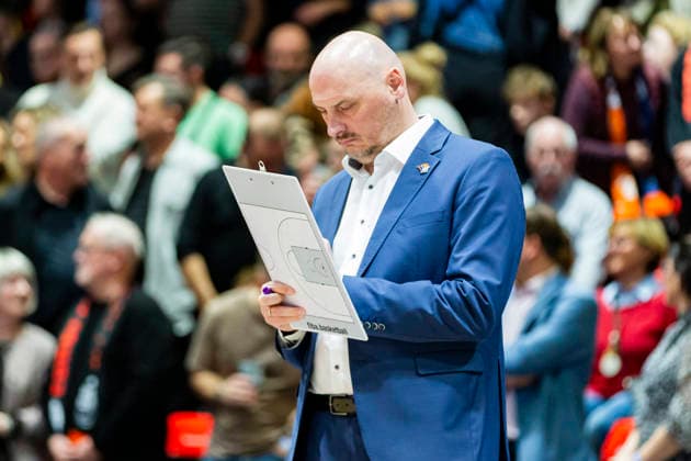 20.12.2025, xomx, Basketball easyCredit BBL Bundesliga, NINERS Chemnitz - Rostock Seawolves v.l. Przemyslaw Frasunkiewick (ROSTOCK SEAWOLVES Headcoach). Portrait, Portraet, Chemnitz