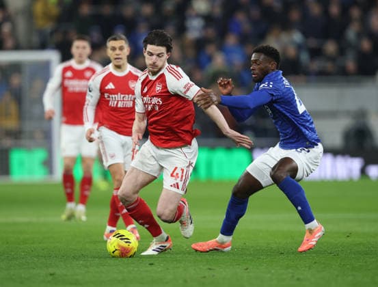 20.12.2024 Everton v Arsenal Premier League, Hill Dickinson Stadium, Liverpool Times Photographer Bradley Ormesher. 20.12.2024 Everton v Arsenal Premier League, Hill Dickinson Stadium, Liverpool Declan Rice of Arsenal and Tim Iroegbunam of Everton in action during tonights game Times Photographer Bradley Ormesher.  Copyright: xBradleyxOrmesherx NINTCHDBPICT001047050505