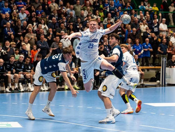 Niels Gerardus Versteijnen (TBV Lemgo Lippe, 25) beim Torwurf. Soeren Steinhaus (Bergischer HC, 53) kann nichts mehr machen Bergischer HC vs. TBV Lemgo Lippe, Handball, 1. Bundesliga, 18. Spieltag, Saison 2025 2026, 20.12.2025 Bergischer HC vs. TBV Lemgo Lippe, Handball, 1. Bundesliga, 18. Spieltag, Saison 2025 2026, 20.12.2025 Wuppertal Copyright: xEibner-Pressefoto DamianxKruczynx EP_DKI