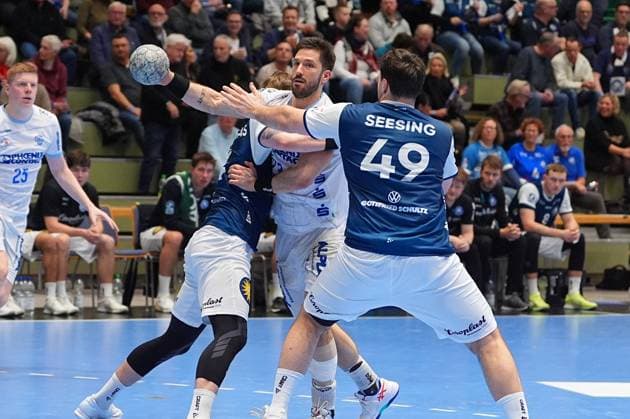 RECORD DATE NOT STATED Szene mit Aron Seesing (49, Bergischer HC) und Tim Suton (23, TBV Lemgo) Szene mit Aron Seesing (49, Bergischer HC) und Tim Suton (23, TBV Lemgo)