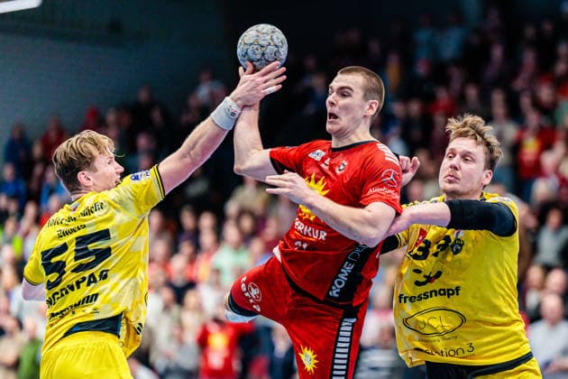 v.l. Niklas Ingenpass (HSG Krefeld Niederrhein, 55), Kasper Haugen Furu (TuS N-Luebbecke, 11), Lars Jagieniak (HSG Krefeld Niederrhein, 33) GER, TuS N-Luebbecke vs. HSG Krefeld Niederrhein, Handball, 2. Bundesliga, 16. Spieltag, Spielzeit 2025 2026, 20.12.2025 GER, TuS N-Luebbecke vs. HSG Krefeld Niederrhein, Handball, 2. Bundesliga, 16. Spieltag, Spielzeit 2025 2026, 20.12.2025 Luebbecke Copyright: xEibner-Pressefoto JanxRollingerx EP_JSK