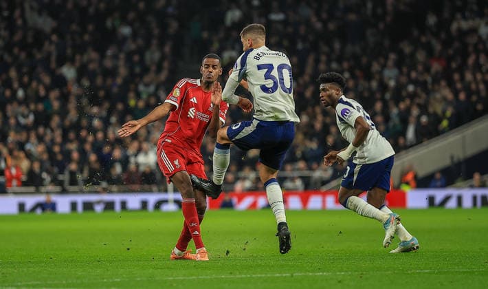 Tottenham Hotspur v Liverpool Premier League 20 12 2025. Tottenham Hotspur Midfielder Rodrigo Bentancur (30) makes contact with Liverpool Forward Alexander Isak (9) leg during the Premier League match between Tottenham Hotspur and Liverpool at Tottenham Hotspur Stadium, London, United Kingdom on 20 December 2025. Editorial use only DataCo restrictions apply See www.football-dataco.com , Copyright: xChrisxFoxwellx PSI-23445-0106