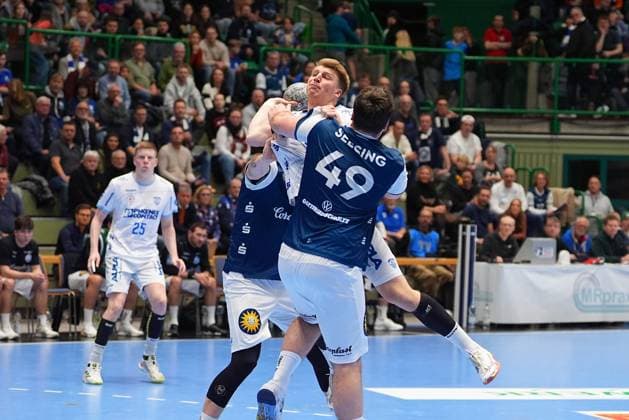 RECORD DATE NOT STATED Szene Aron Seesing (49, Bergischer HC), Lukas Hutecek (2, TBV Lemgo) 49; TBV Lemgo im Zweikampf mit Niels Versteijnen (25; TBV Lemgo) und Lukas Hutecek (2; TBV Lemgo)