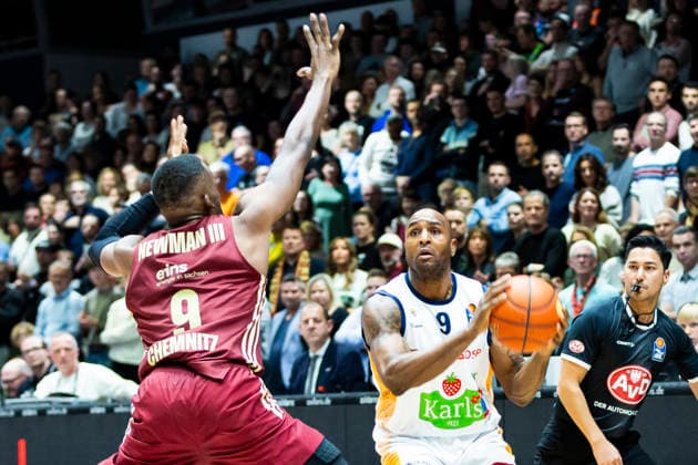 20.12.2025, xomx, Basketball easyCredit BBL Bundesliga, NINERS Chemnitz - Rostock Seawolves v.l. DeAndre Lansdowne (ROSTOCK SEAWOLVES) und John Newman III (Niners Chemnitz) im Zweikampf am Ball Chemnitz