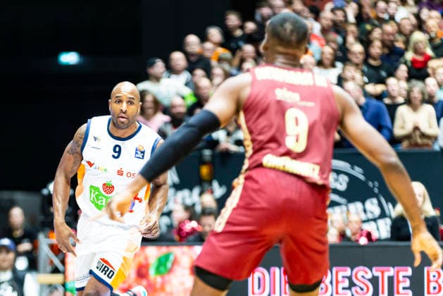 20.12.2025, xomx, Basketball easyCredit BBL Bundesliga, NINERS Chemnitz - Rostock Seawolves v.l. DeAndre Lansdowne (ROSTOCK SEAWOLVES) am Ball. John Newman III (Niners Chemnitz) Chemnitz