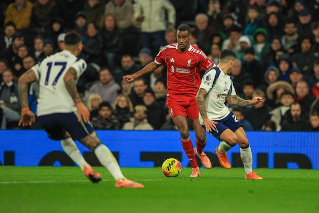 Tottenham Hotspur v Liverpool Premier League 20 12 2025. Liverpool Forward Alexander Isak (9) runs with the ball during the Premier League match between Tottenham Hotspur and Liverpool at Tottenham Hotspur Stadium, London, United Kingdom on 20 December 2025. Editorial use only DataCo restrictions apply See www.football-dataco.com , Copyright: xChrisxFoxwellx PSI-23445-0135