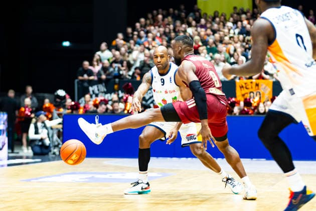 20.12.2025, xomx, Basketball easyCredit BBL Bundesliga, NINERS Chemnitz - Rostock Seawolves v.l. DeAndre Lansdowne (ROSTOCK SEAWOLVES) und John Newman III (Niners Chemnitz) im Zweikampf am Ball. Chemnitz