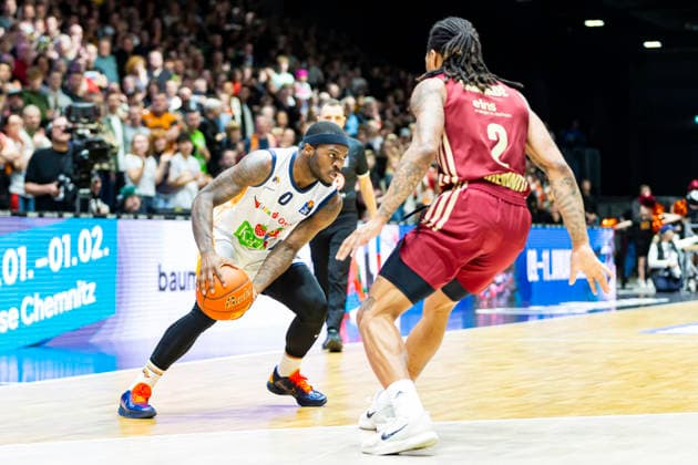 20.12.2025, xomx, Basketball easyCredit BBL Bundesliga, NINERS Chemnitz - Rostock Seawolves v.l. TJ Crockett Jr. (ROSTOCK SEAWOLVES) am Ball im Zweikampf mit Nike Sibande (Niners Chemnitz) Chemnitz