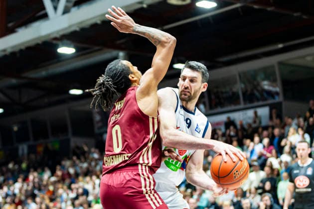 20.12.2025, xomx, Basketball easyCredit BBL Bundesliga, NINERS Chemnitz - Rostock Seawolves v.l. Kevin Yebo (Niners Chemnitz) und Owen Klassen (ROSTOCK SEAWOLVES) im Zweikampf am Ball. Chemnitz
