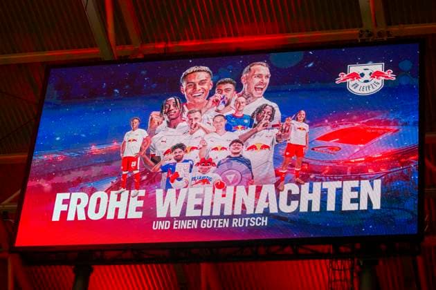 GER, Leipzig, Fußball, DFL Bundesliga, 15. Spieltag, RB Leipzig vs. Bayer Leverkusen im Bild v.l.: Frohe Weihnachten Bild auf der Videoleinwand nach dem Spiel 20.12.2025, Red-Bull Arena Leipzig DFL DFB REGULATIONS PROHIBIT ANY USE OF PHOTOGRAPHS AS IMAGE SEQUENCES AND OR QUASI-VIDEO, Copyright: HMBxMedia PaulxFritz